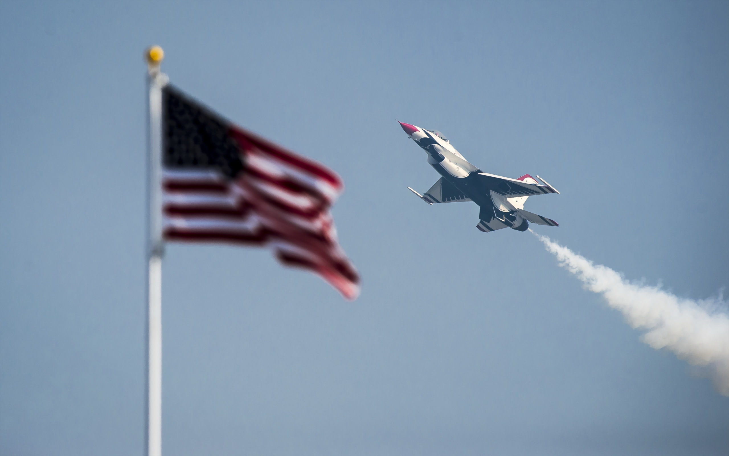 Самолеты америки. United States us Air Force USAF самолет. Флаг ВВС США. Самолет с флажком. Самолет с флагом.