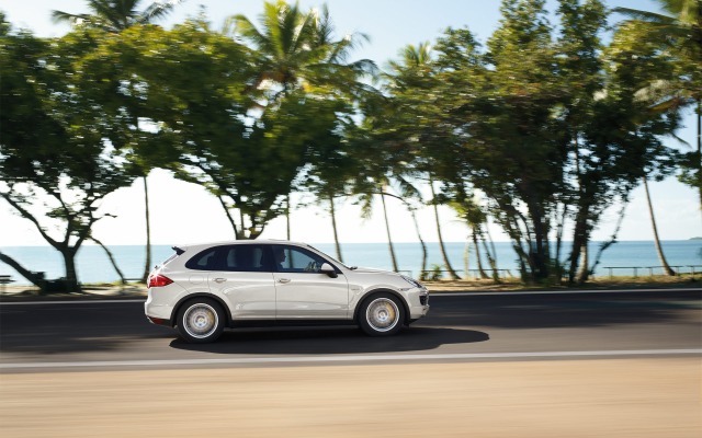 Porsche Cayenne S Hybrid 2012. Desktop wallpaper