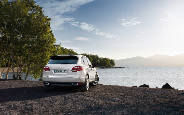 Porsche Cayenne S Hybrid 2012. Desktop wallpaper