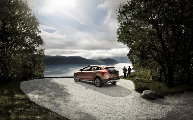 Volvo V40 Cross Country 2013. Desktop wallpaper