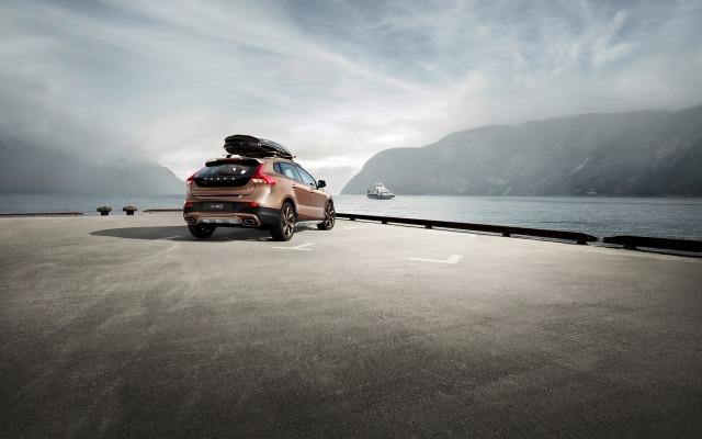 Volvo V40 Cross Country 2013. Desktop wallpaper