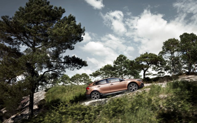 Volvo V40 Cross Country 2013. Desktop wallpaper