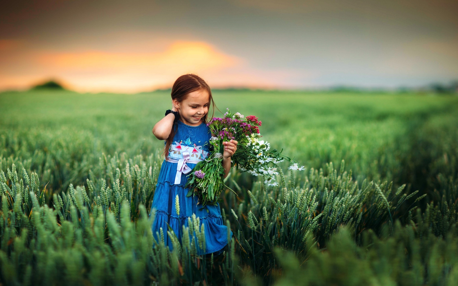 Дети просторов. Девочка в поле. Дети с цветами. Дети и природа. Девочка с цветами.