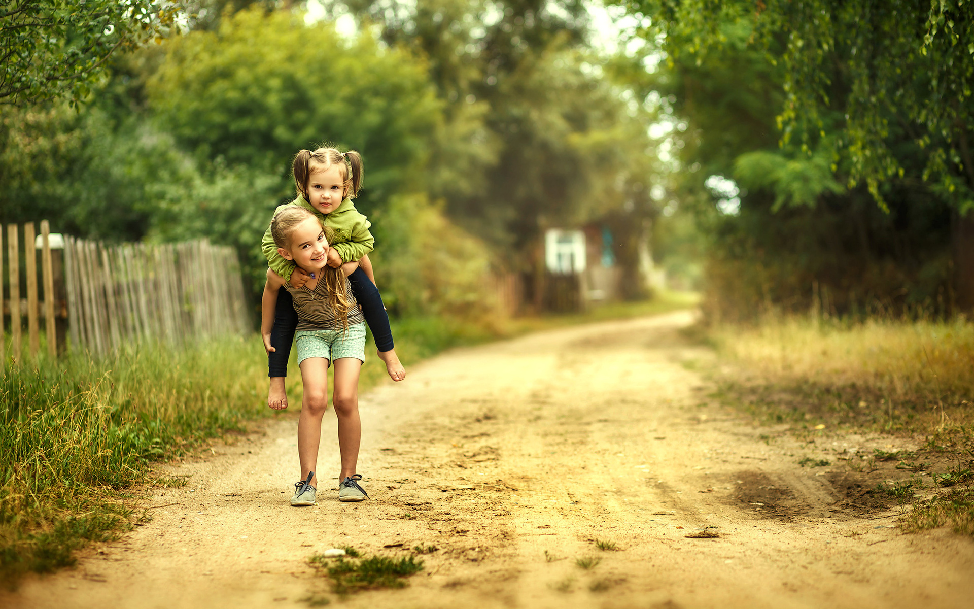 Можно просто гулять. Лето в деревне дети. Дети в деревне на улице. Дети и природа. Дети гуляют.