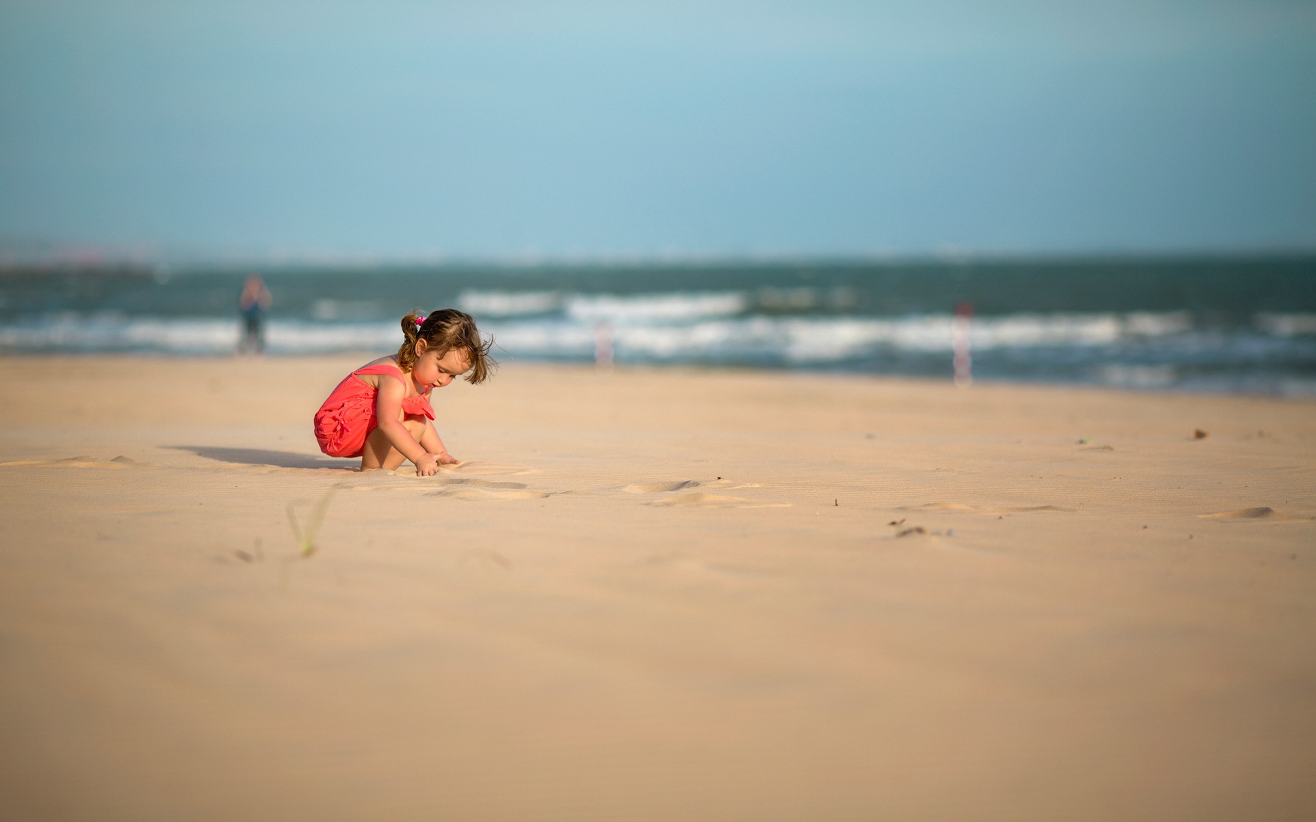 Девушка с ребенком на берегу моря