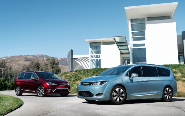 Chrysler Pacifica 2017. Desktop wallpaper