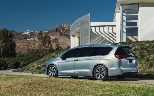 Chrysler Pacifica 2017. Desktop wallpaper