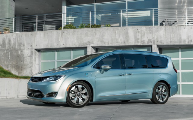 Chrysler Pacifica 2017. Desktop wallpaper