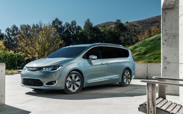 Chrysler Pacifica 2017. Desktop wallpaper