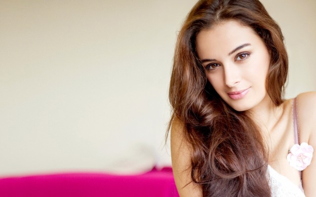 Evelyn Sharma. Desktop wallpaper