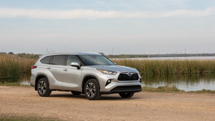 Toyota Highlander XLE FWD 2020. Desktop wallpaper