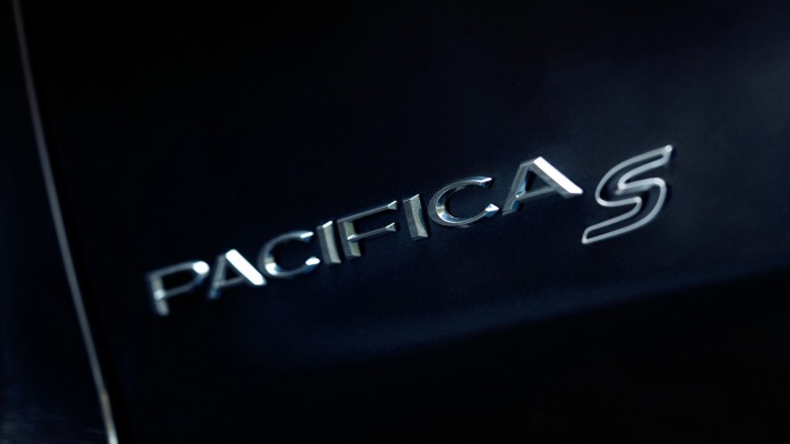 Chrysler Pacifica Limited S 2021. Desktop wallpaper