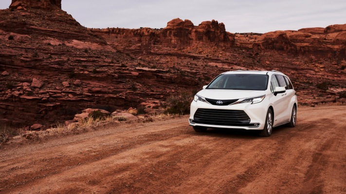 Toyota Sienna Limited 2021. Desktop wallpaper