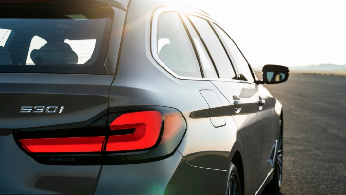 BMW 530i Touring 2021. Desktop wallpaper