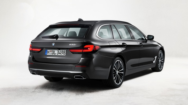 BMW 530i Touring 2021. Desktop wallpaper