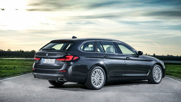 BMW 530d xDrive Touring 2021. Desktop wallpaper