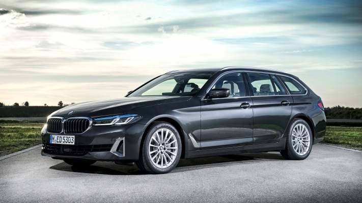 BMW 530d xDrive Touring 2021. Desktop wallpaper