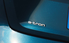 Desktop image. Audi e-tron SUV UK Version 2019. ID:114250