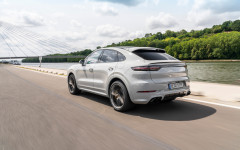 Desktop image. Porsche Cayenne Turbo S E-Hybrid Coupe 2020. ID:118881